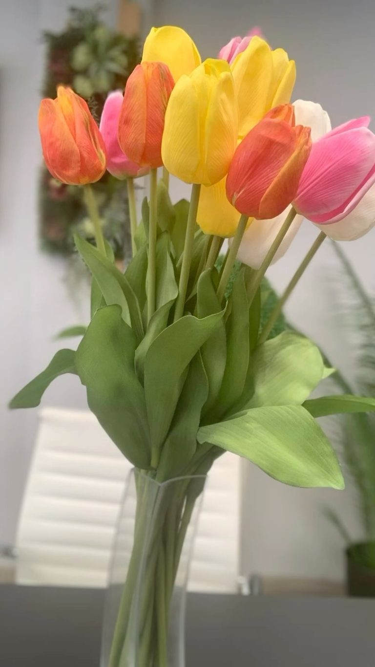Instagram-🌷 ¿Quién dijo que la belleza no puede ser duradera? Con nuestros tulipanes, tendrás tendencia, color y frescura en cualquiera de nuestras maravillosas tonalidades. zaraplant flores plantas artificiales