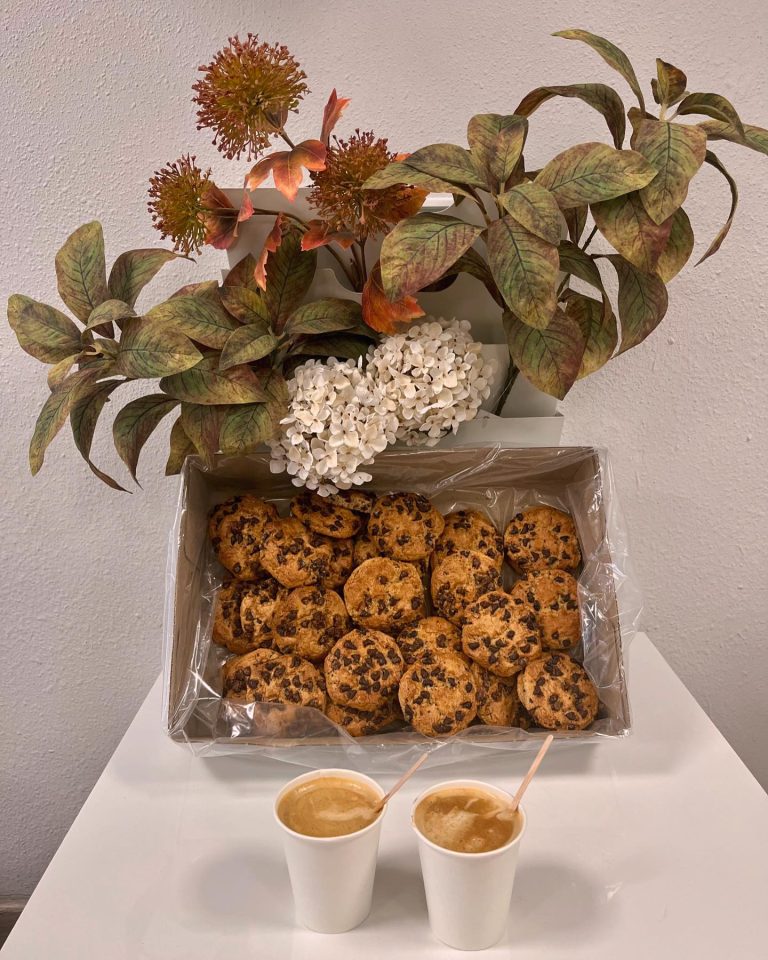 Instagram-🍁Es temporada de reencuentros, cafés, dulces, sonrisas, confidencias en buena compañía... elige siempre momentos y personas que sumen y no que resten. zaraplant flores plantas artificiales